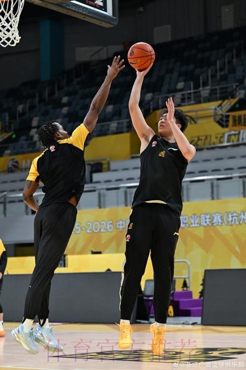 广厦官方分享球队训练图集：布朗和未跟队年轻球员训练结束